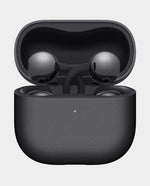 Sleek black HUAWEI FreeClip 2 earbuds featuring the innovative C-bridge design and an open-ear fit  سماعات HUAWEI FreeClip 2 باللون الأسود الأنيق، تتميز بتصميم جسر C المبتكر وتصميم الأذن المفتوحة.