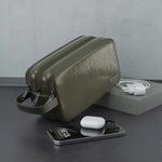 Interior view of Green Lion clutch with mesh pockets and microfiber lining.	المنظر الداخلي لحقيبة كلتش جرين ليون مع جيوب شبكية وبطانة فايبر ناعمة.