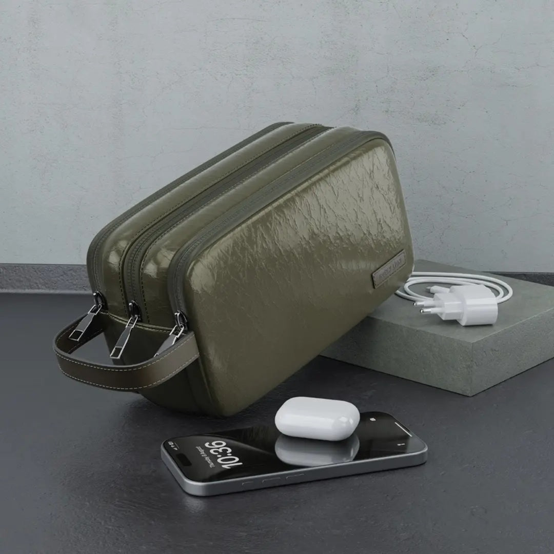 Interior view of Green Lion clutch with mesh pockets and microfiber lining.	المنظر الداخلي لحقيبة كلتش جرين ليون مع جيوب شبكية وبطانة فايبر ناعمة.