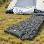 User inflating Green Lion 40D nylon bed with built-in foot pump	نفخ سرير جرين ليون المصنوع من النايلون بمضخة قدم مدمجة