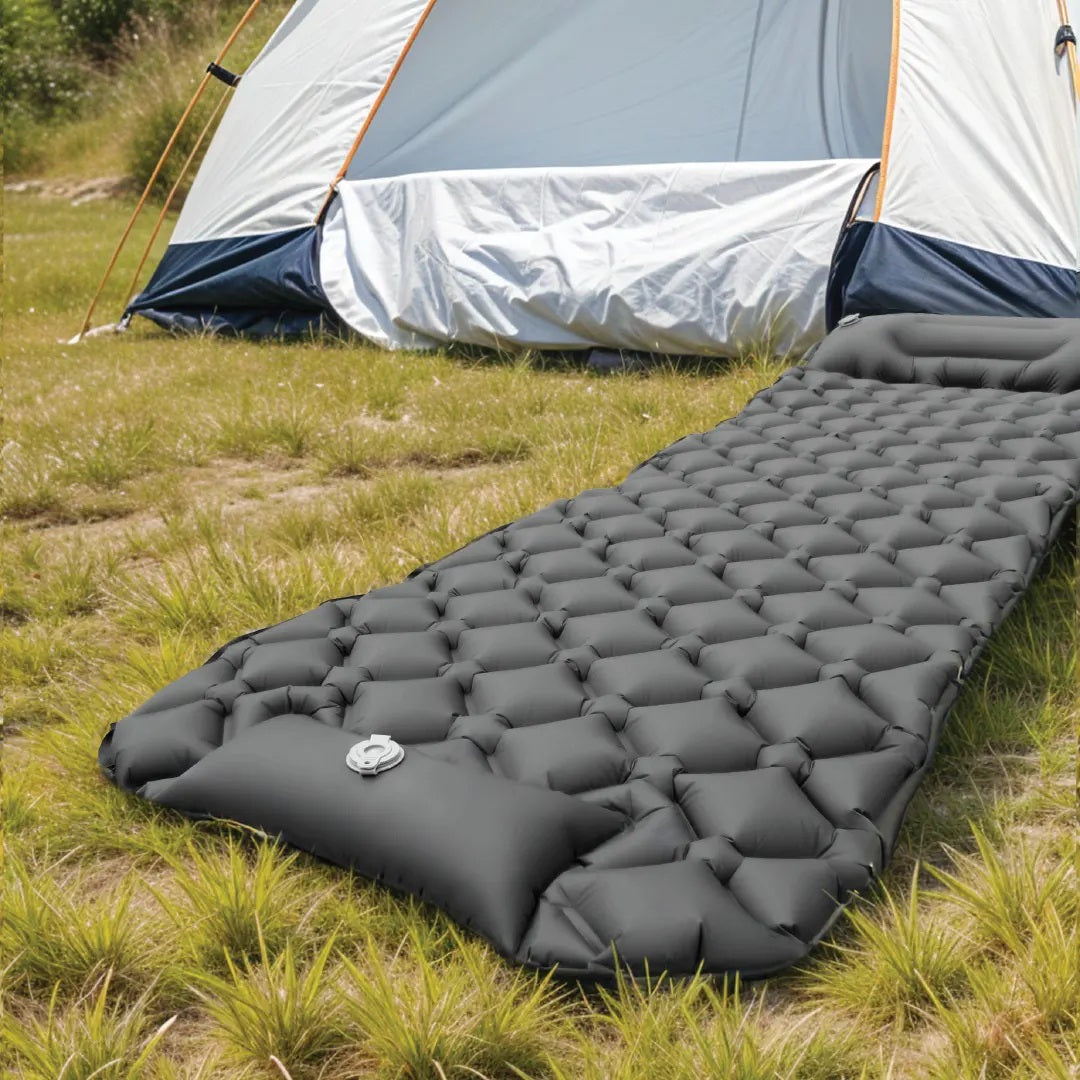 User inflating Green Lion 40D nylon bed with built-in foot pump	نفخ سرير جرين ليون المصنوع من النايلون بمضخة قدم مدمجة